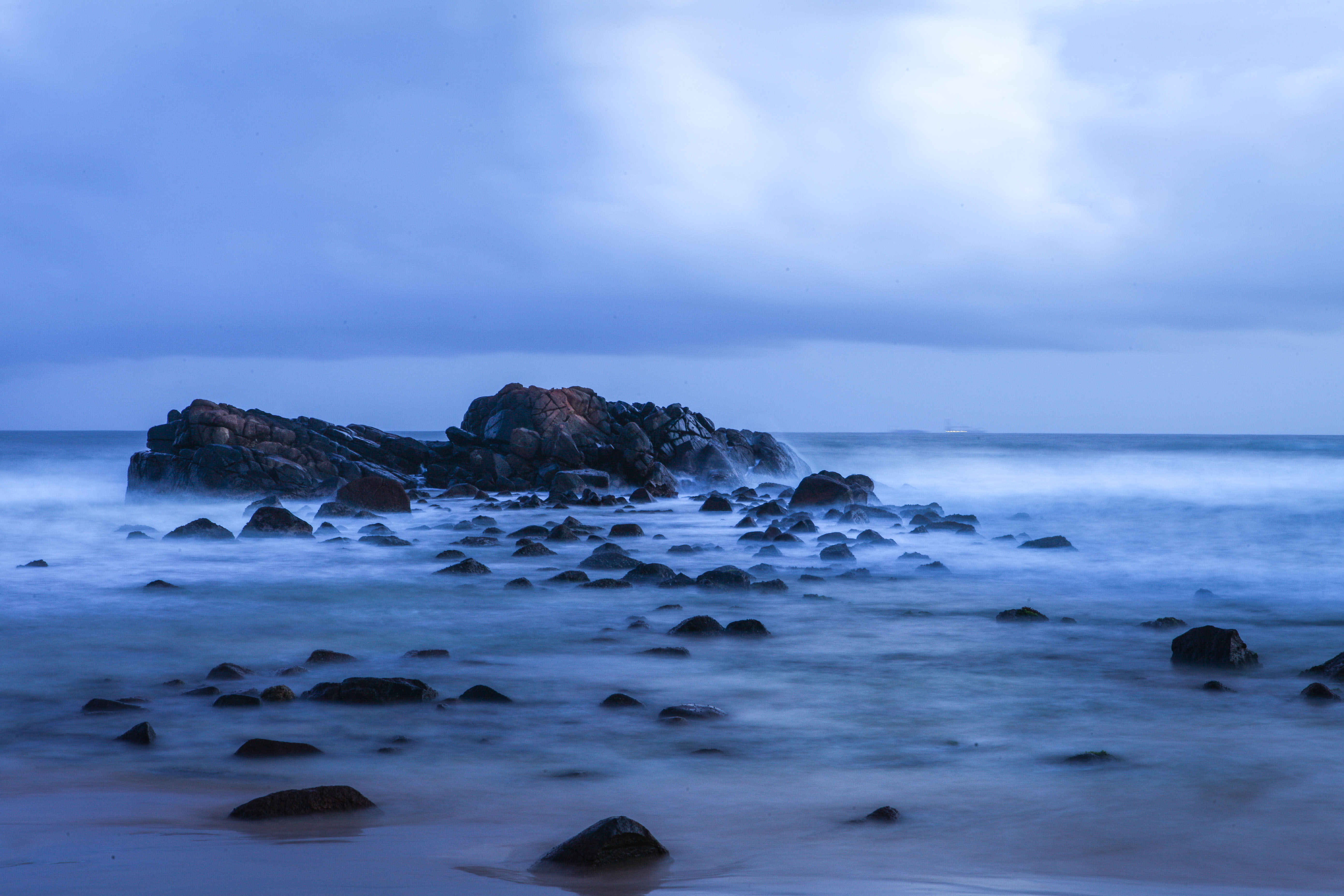 Water covers the rocks like a blanket at Mirissa beach. Photo: Charlie Malmqvist.