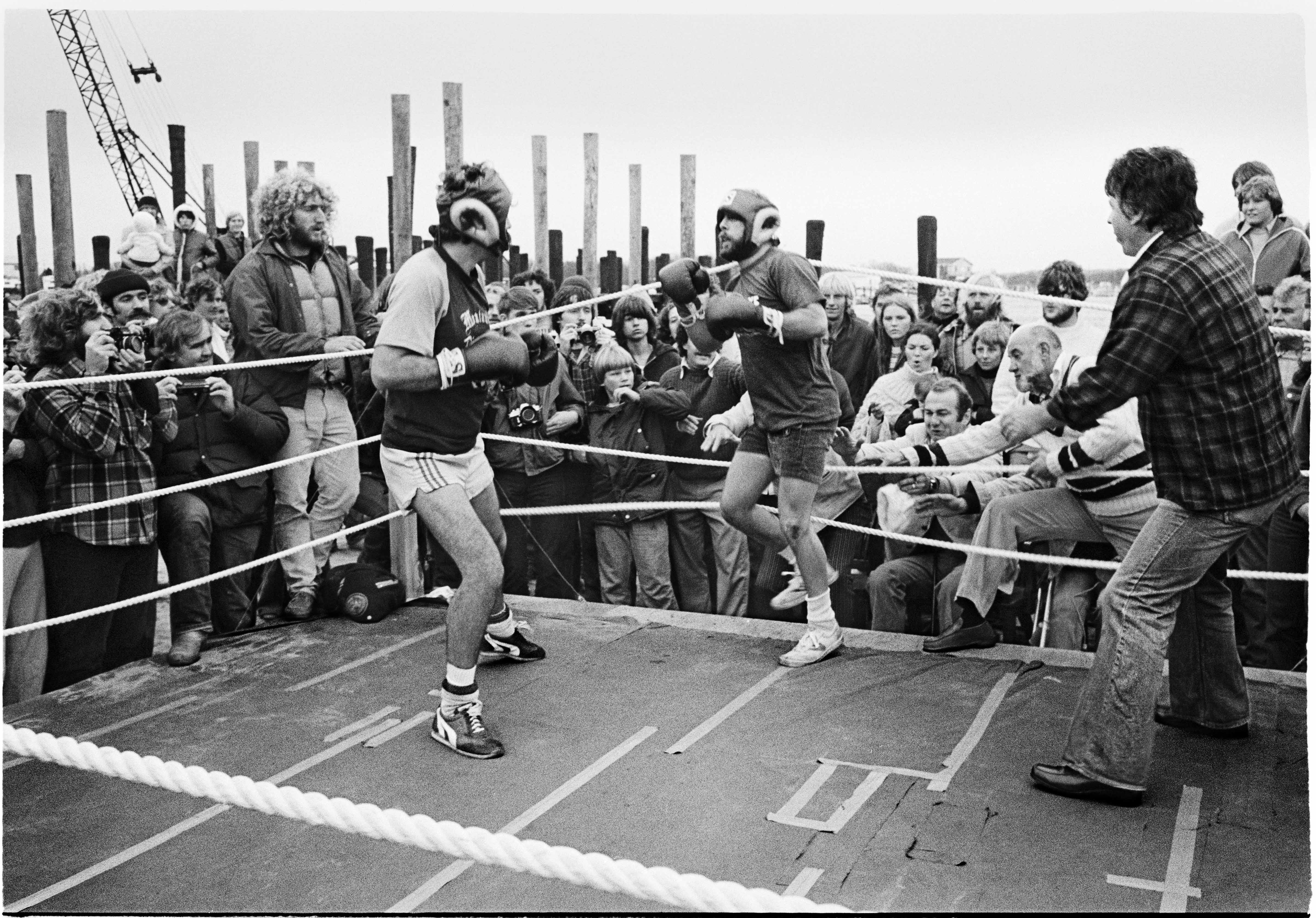 Bobby Izenburg vs Tom McInerney (#19). Ringside, from left to right, Kevin (aka Pot) MacCann, brother Roger McCann, and Jerry Knolan. Photo: Tom Watson