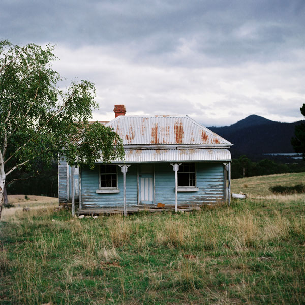 Abandoned cabin, Lucaston, Tasmania, AUS. Photo courtesy of Cabin Porn