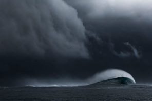 image of stormy sky and ocean with wave crashing taken by Ben Thouard